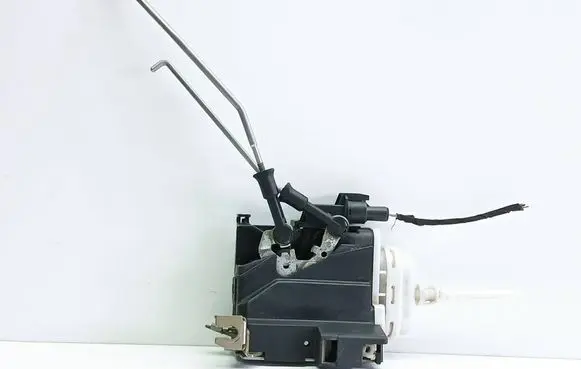 Audi A4 S4 B5 8D Front door lock 8D1837016E