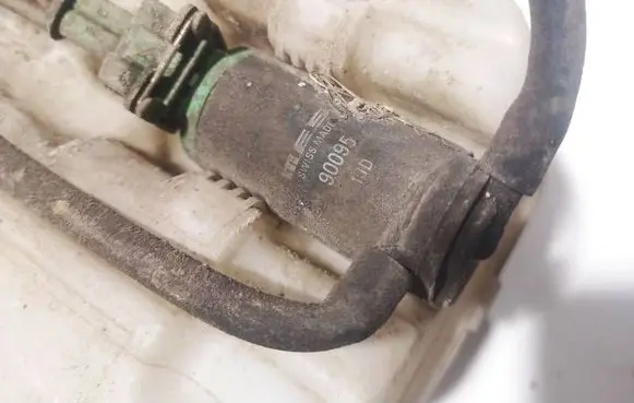 Peugeot 406 Windscreen/windshield washer pump 90095