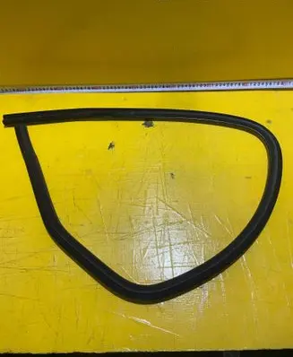 Volvo V50 Rubber seal rear door window/glass 
