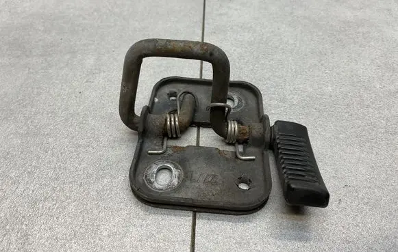 Volkswagen Jetta VI Engine bonnet/hood lock/latch loop/hook 1K8823186D
