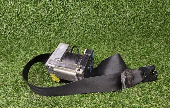 Skoda Octavia Mk1 (1U) Front seatbelt 1H0957737 6N0857731