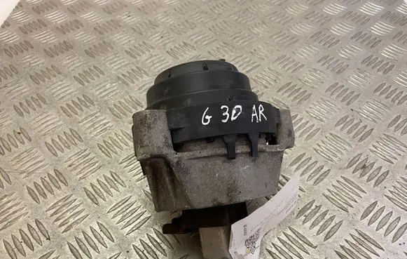 BMW 5 G30 G31 Engine mount bracket 6883514