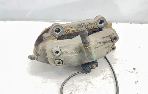Mercedes-Benz E W211 Front brake caliper 20825301