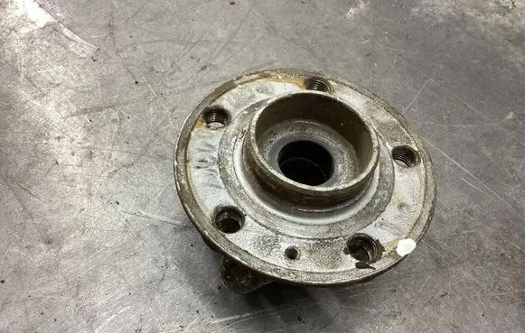 Volvo V70 Front wheel hub