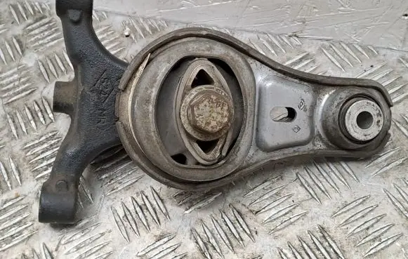 Mercedes-Benz Vito Viano W447 Engine mount bracket A4472400110