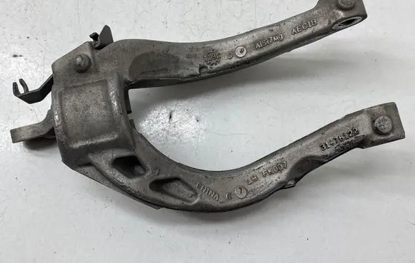 Volvo S60 Lower shock absorber bracket 31476122