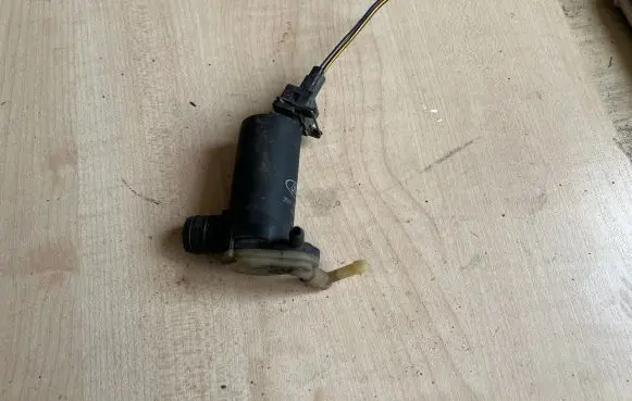 Mazda 2 Windscreen/windshield washer pump 2S6T17K624BA