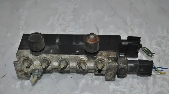 Mercedes-Benz S W220 Air suspension valve block A2203200258