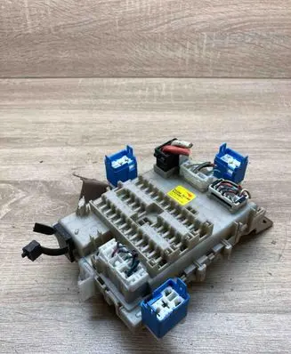 Nissan Almera Tino Fuse module 243504U100 0324001