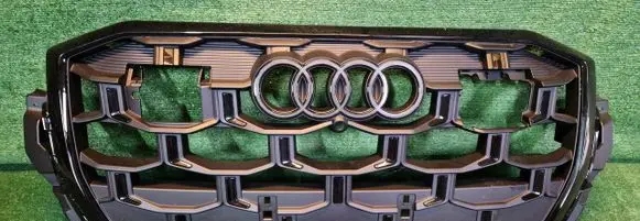 Audi Q7 4M Front bumper upper radiator grill 4M0853651BD