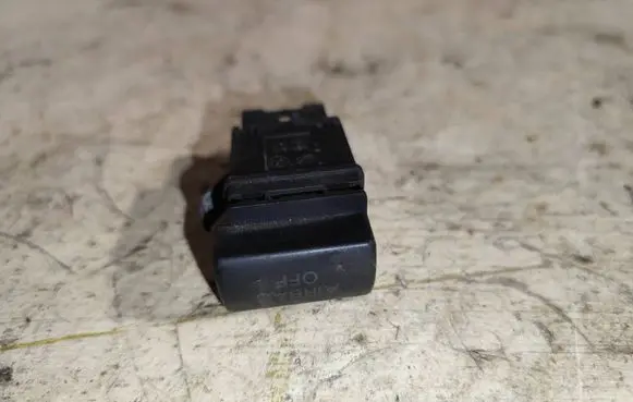 Passenger airbag on/off switch