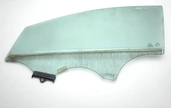 KIA Sportage Front door window glass four-door