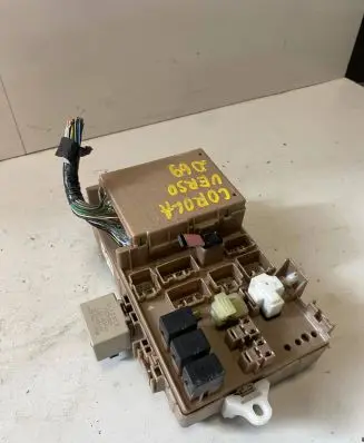 Toyota Corolla Verso E121 Fuse module 8264113040 2323000231