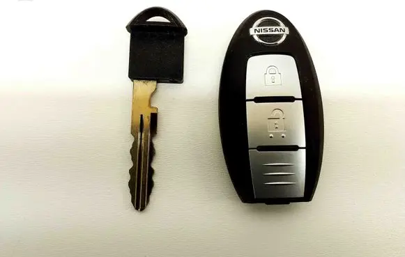 Nissan Qashqai Ignition key/card S180144102
