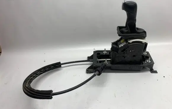 Volkswagen Jetta VII Gear shifter/selector 5Q1713023BS