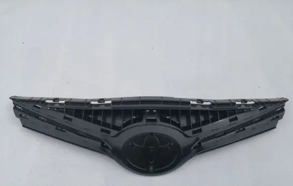 Toyota Avensis T270 Front bumper upper radiator grill 5311405120