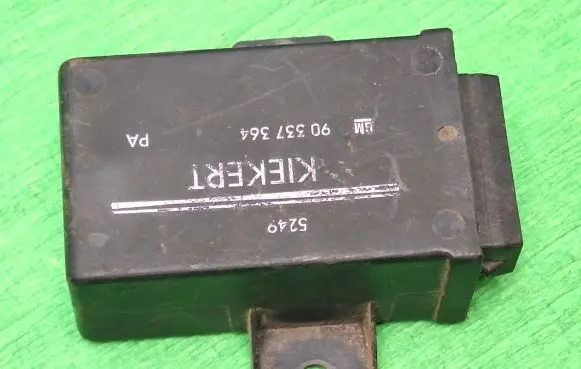 Opel Omega A Central locking relay 90337364 5249
