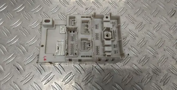 Toyota RAV 4 (XA20) Fuse module 8273342080