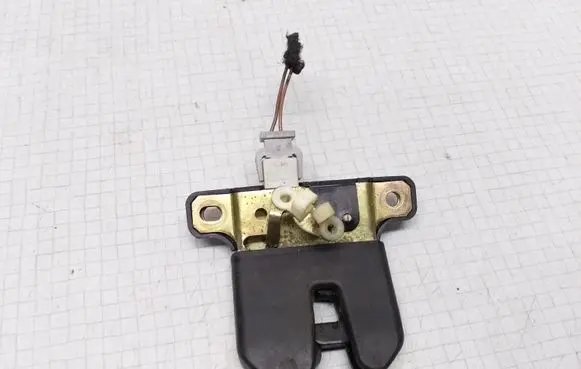Audi A4 S4 B5 8D Tailgate/trunk/boot lock/catch/latch 8D5827505L