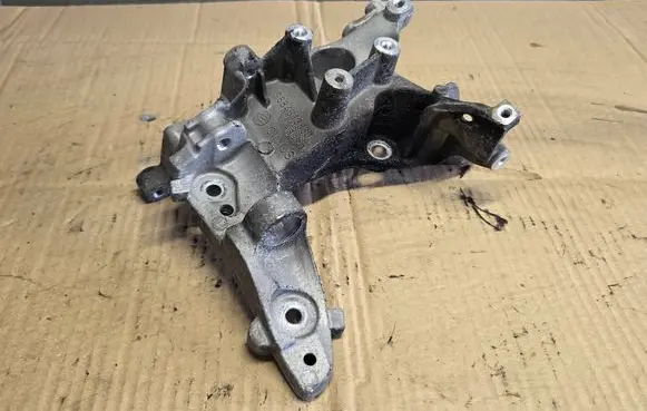 Engine mounting bracket