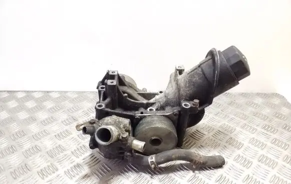 Honda CR-V Oil filter mounting bracket