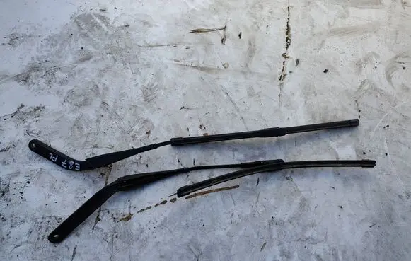 BMW 1 E81 E87 Front wiper blade arm 