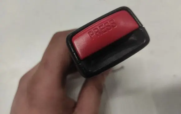 Toyota Avensis Verso Rear seatbelt buckle