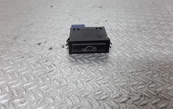 BMW 5 E39 Tailgate opening switch 61318365579