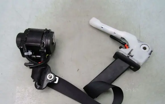 Nissan Leaf II (ZE1) Front seatbelt 638264901F 640512800B