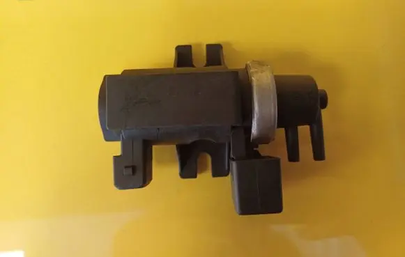 BMW 5 E39 Turbo solenoid valve 722796 2247907