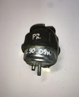 Volvo XC90 Engine mount bracket 226738620
