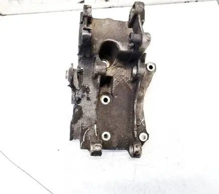 Engine mounting bracket