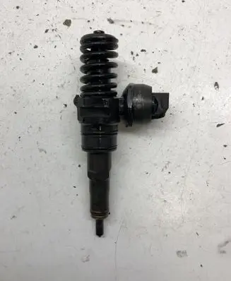 Volkswagen Golf IV Fuel injector 038130073AJ 0414720037