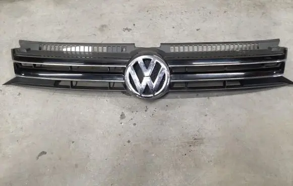 Volkswagen Golf Plus Front bumper upper radiator grill 5M0853653D