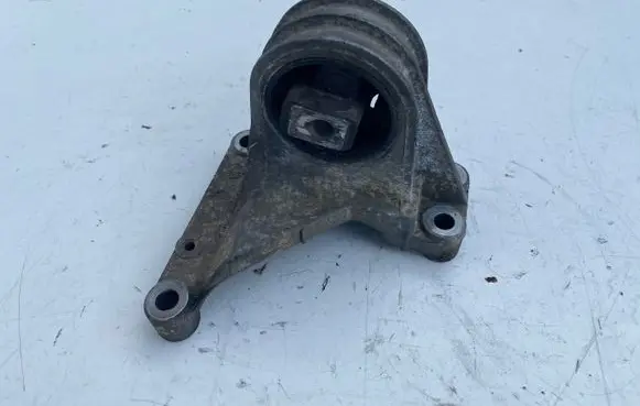 Volvo XC70 Engine mount bracket 8649597 8683286