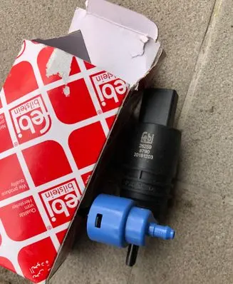 Volkswagen Golf VII Windscreen/windshield washer pump 26259