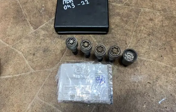 Mercedes-Benz GL X166 Anti-theft wheel nuts and lock B66470156