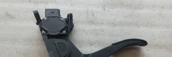 Mercedes-Benz Vito Viano W638 Accelerator throttle pedal A9013000404 0281002335