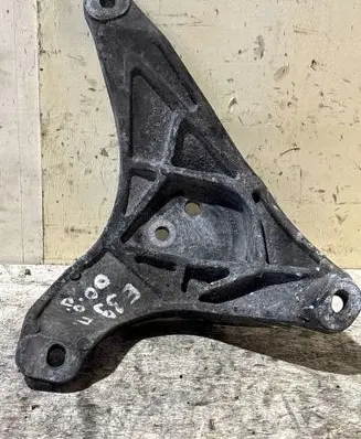 Engine mounting bracket