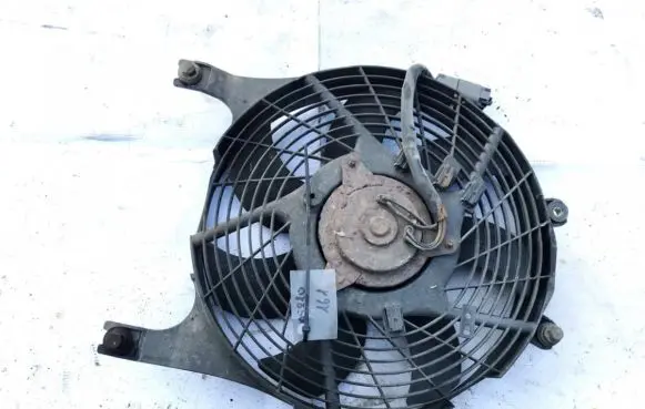 Radiator cooling fan shroud