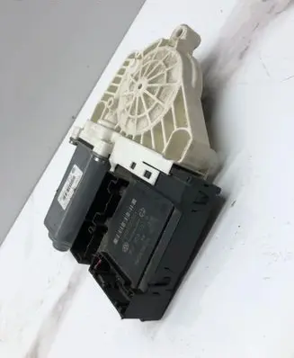 Volkswagen PASSAT B6 Front door window regulator motor 1K0959792G 1K0959702K F005S00204