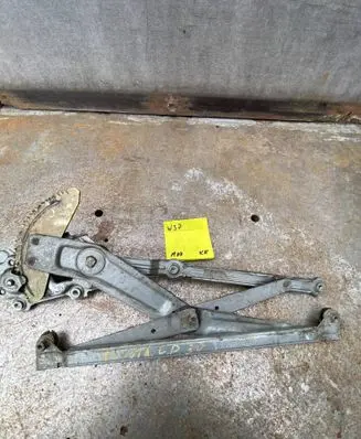 Toyota Starlet (P90) V Front door manual window regulator 