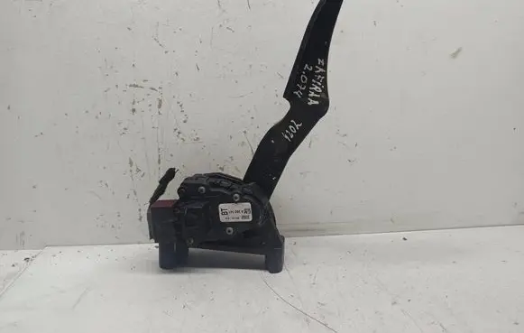 Accelerator throttle pedal