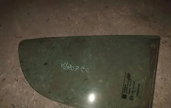 Opel Astra G Rear vent window glass 