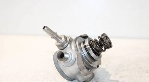Nissan Juke I F15 Fuel injection high pressure pump 166307214R H8201437992