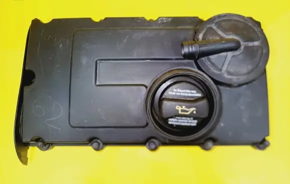 Volkswagen Touran I Rocker cam cover 03G103475