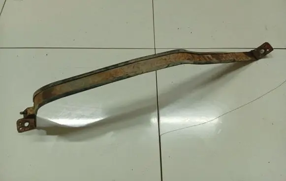 Fuel tank mounting bracket