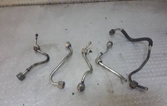 Fuel injector supply line/pipe
