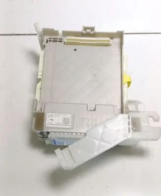 Toyota Prius+ (ZVW40) Fuse module 8273047451