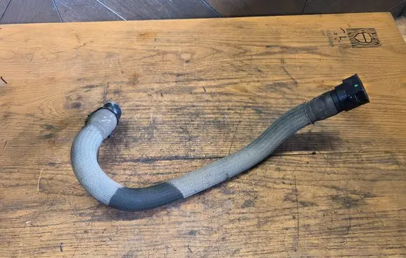 Engine coolant pipe/hose